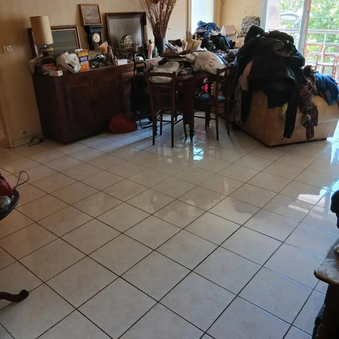 Appartement envahi de bouteilles, le logement après notre intervention