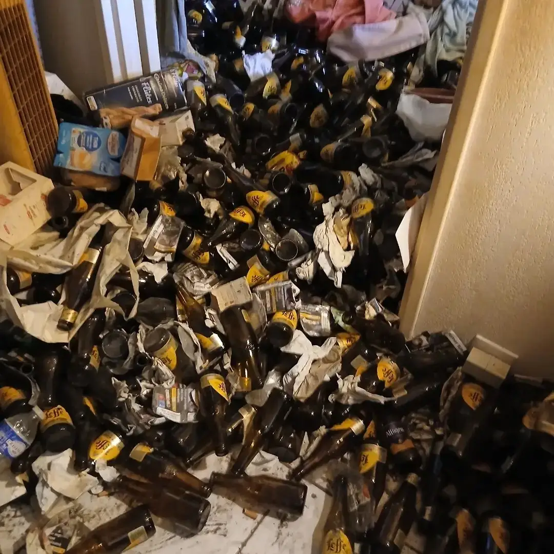 Logement rempli de bouteilles avant un débarras