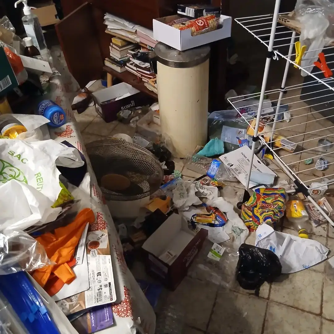 Pièce encombrée avant un débarras