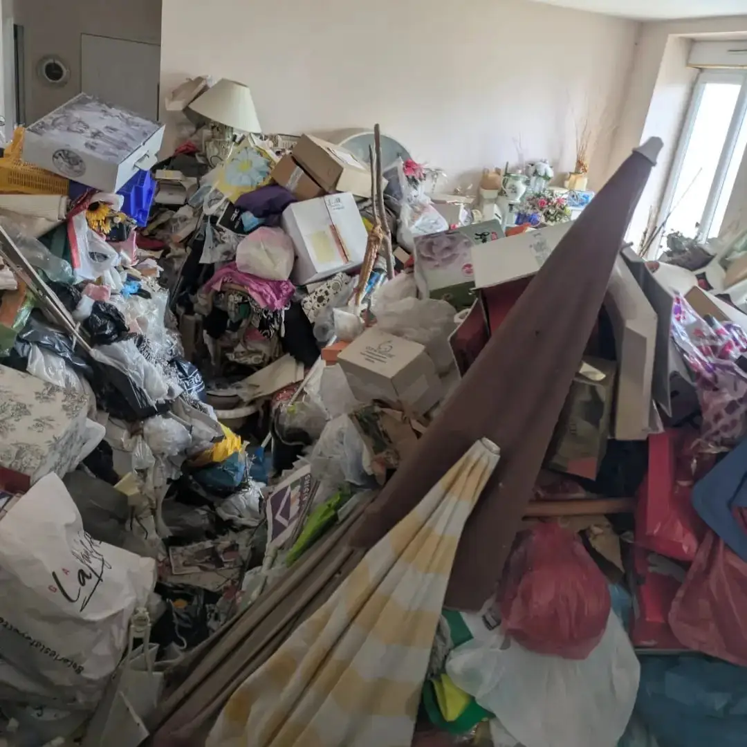 Entrée d'appartement encombrée