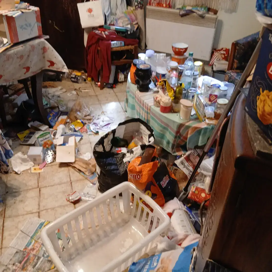 Logement encombré avant intervention